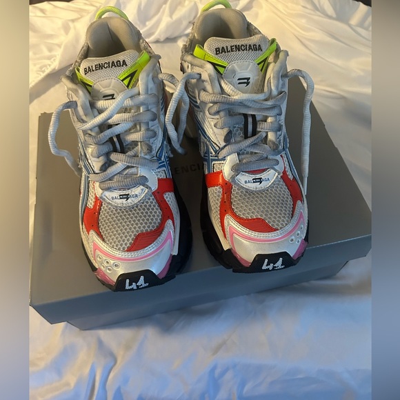 Women Authentic Balenciaga  runners. - Picture 4 of 5
